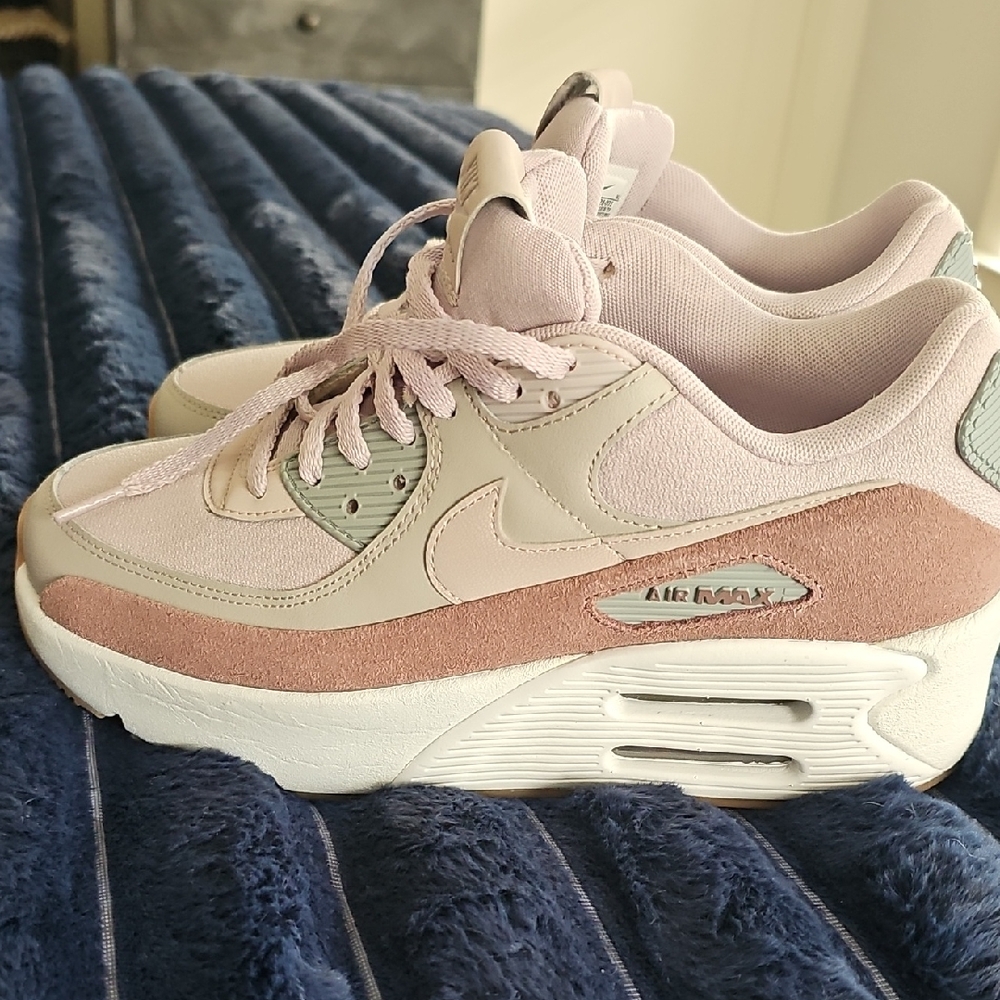 Nike Air Max LV8, Women's Sneakers in Pink and Cream